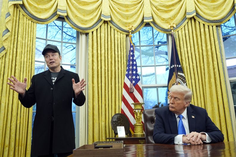 El presidente de Estados Unidos, Donald Trump, escucha a Elon Musk hablando en la Oficina Oval en la Casa Blanca, el martes 11 de febrero de 2025, en Washington. (Foto/Alex Brandon)