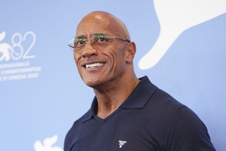 Dwayne Johnson posa para los fotógrafos en la sesión fotográfica de la película The Smashing Machine durante la 82ª edición del Festival de Cine de Venecia en Venecia, Italia, el lunes 1 de septiembre de 2025. (Foto Scott A Garfitt/Invision/AP)