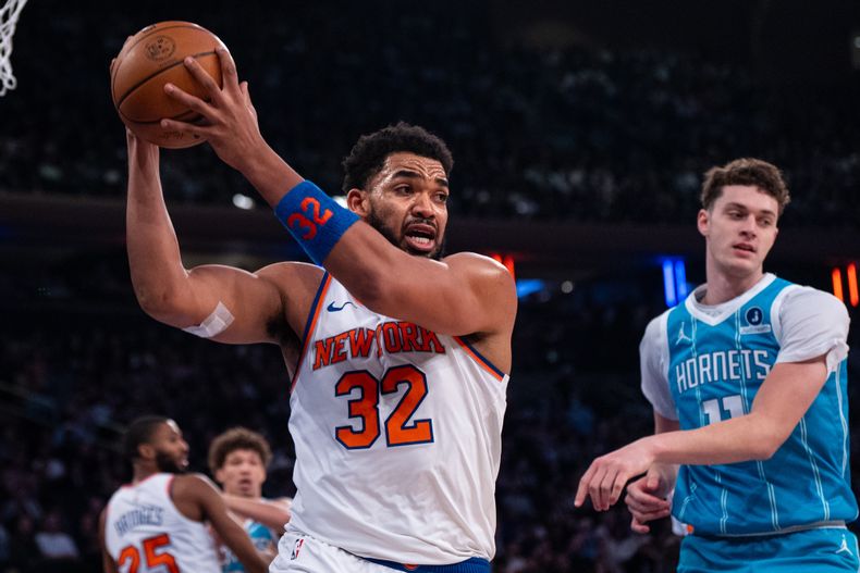 El dominicano Karl-Anthony Towns, de los Knicks de Nueva York, atrapa un rebote en el partido ante los Hornets de Charlotte, el miércoles 3 de diciembre de 2025 (AP Foto/Angelina Katsanis)