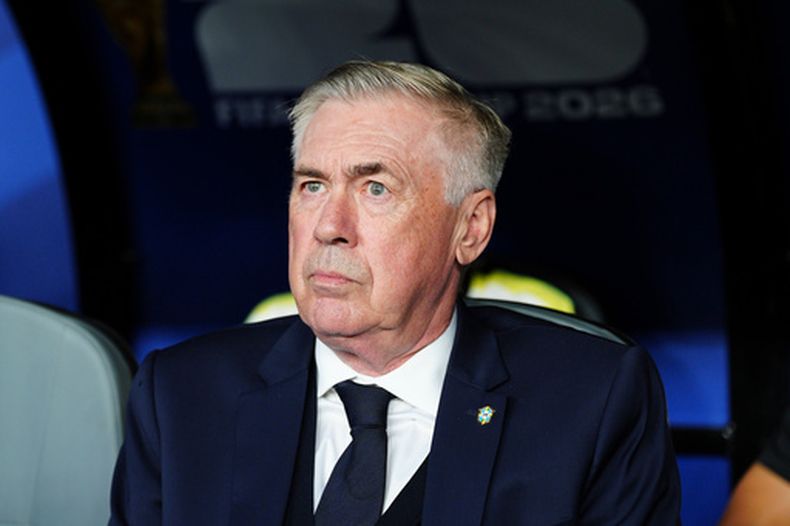 El italiano Carlo Ancelotti, técnico de Brasil, mira el partido contra Haití en el Mundial, el viernes 19 de junio de 2026, en Filadelfia (AP Foto/Derik Hamilton)