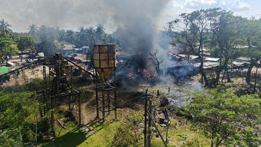 En esta foto proporcionada por Wai Hun Aung, se ve humo saliendo de un mercado después de que la zona fuera presuntamente atacada por el ejército en el municipio de Kyauktaw, en el estado de Rajine, Myanmar, el lunes 28 de septiembre de 2026. (Wai Hun Aung vía AP)
