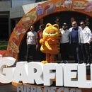 Un artista disfrazado como el personaje Garfield, centro, con los actores de doblaje Guillermo Memo Villegas, de izquierda a derecha, Regina Orozco, Jose Luis Slobotzky, Joaquín Cosio y Ricardo Pérez, posan en la alfombra naranja de la versión en español para Latinoamérica de The Garfield Movie en la Ciudad de México el domingo 28 de abril de 2024. (Foto AP/Berenice Bautista)