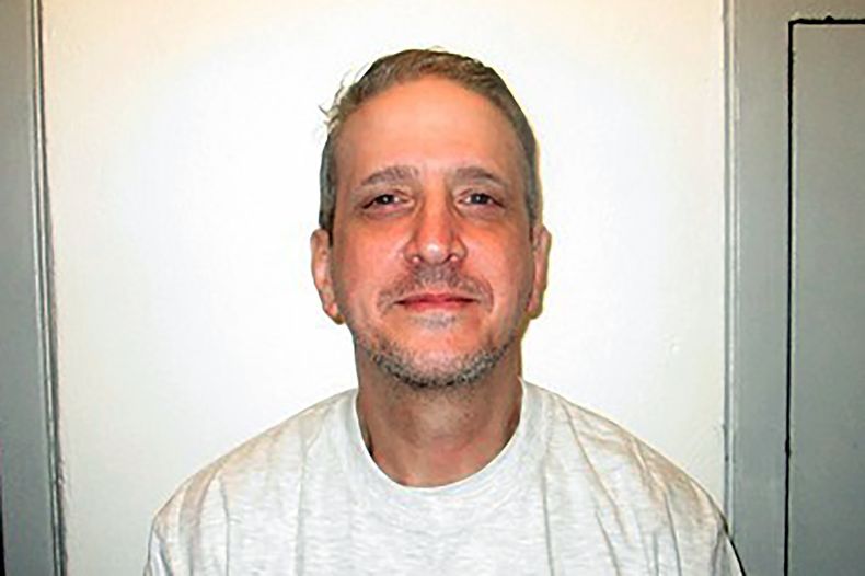Richard Glossip, preso en Oklahoma y sentenciado a muerte por acusaciones de que mató al propietario del motel donde trabajaba. Foto del 19 de febrero de 2021, suministrada por el Departamento Correccional de Oklahoma (Departamento Correccional de Oklahoma, via AP)