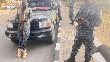En esta imagen, tomada con un smartphone, agentes de la policía federal de Etiopía en una carretera en Mekelle, en la región de Tigray, Etiopía, el 8 de octubre de 2026. (AP Foto/Filmon Equar Hailu)