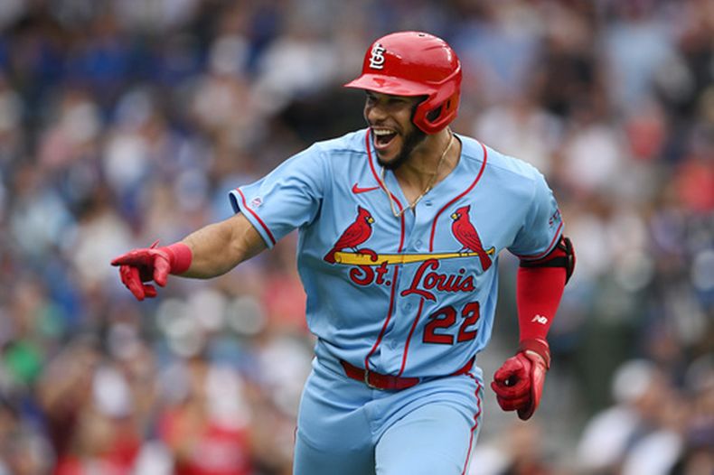 Joshua Baez, de los Cardenales de San Luis, celebra tras conectar un jonrón de tres carreras durante la primera entrada del juego de béisbol contra los Cachorros de Chicago del sábado 15 de agosto de 2026. (AP Fotos/Paul Beaty)