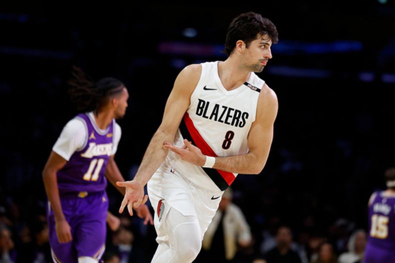 Deni Avdija, de los Trail Blazers de Portland, reacciona tras encestar un triple en el duelo del martes 27 de octubre de 2026 ante los Lakers de Los Ángeles (AP Foto/Caroline Brehman)