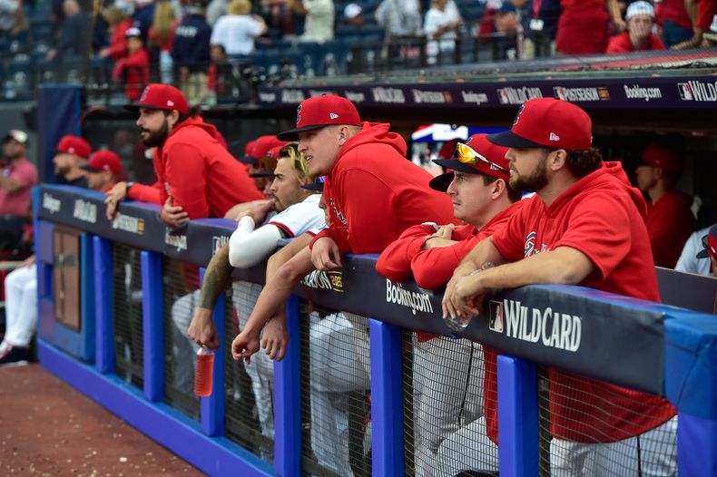 Los Guardianes de Cleveland miran desde el dugout tras ser eliminados en la serie de comodines por los Tigres de Detroit, el jueves 2 de octubre de 2025 (AP Foto/Phil Long)