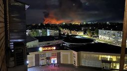 Esta imagen tomada de redes sociales y distribuida por Ostorozhno Novosti muestra una columna de humo y un enorme incendio el 29 de agosto de 2023, en la ciudad de Pskov, Rusia. (Ostorozhno Novosti vía AP)