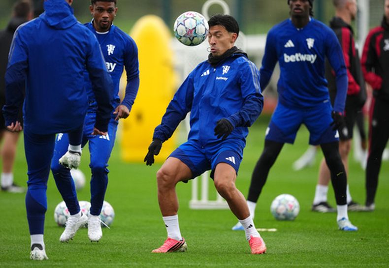 Lisandro Martínez, del Manchester United, asiste a una sesión de entrenamiento en el centro de entrenamiento de Carrington, en Manchester, Inglaterra, el lunes 12 de octubre de 2026. (Martin Rickett/PA via AP)
