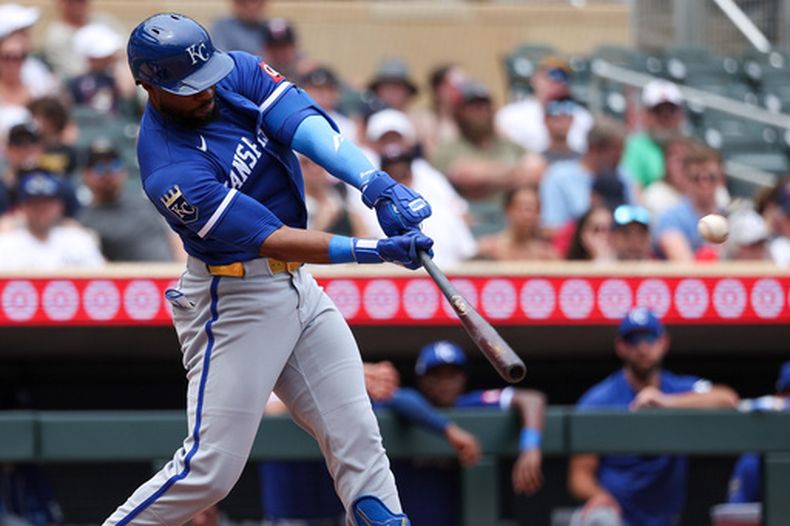 El bateador designado de los Reales de Kansas City, Starling Marte, conecta un jonrón de tres carreras contra los Mellizos de Minnesota durante la quinta entrada de un partido de béisbol, el domingo 7 de junio de 2026, en Mineápolis. (Foto AP/Matt Krohn)
