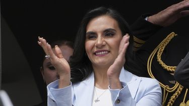 ARCHIVO - La vicepresidenta de Ecuador, Verónica Abad, asiste a una ceremonia de cambio de guardia en el palacio de gobierno de Carondelet en Quito, Ecuador, el 28 de noviembre de 2023. (AP Foto/Dolores Ochoa, Archivo)