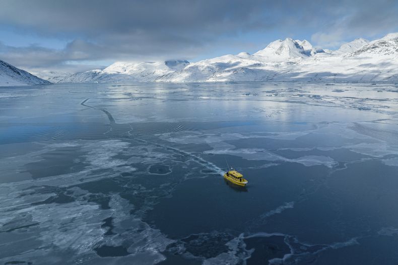 Un barco pasa por una zona en el mar congelado fuera de Nuuk, Groenlandia, el 6 de marzo de 2025. (AP Foto/Evgeniy Maloletka)