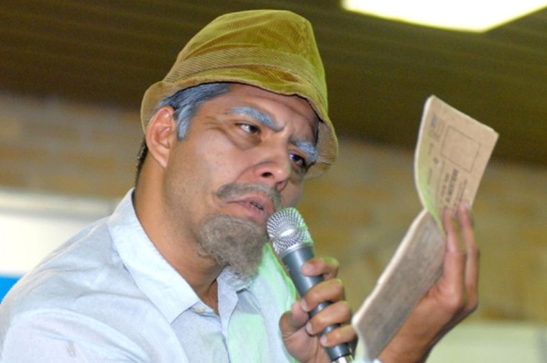 Pánfilo con su compañera inseparable, la libreta de abastecimiento.