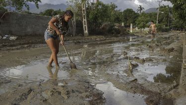 La gente intenta quitar el barro de una calle una semana después de que el huracán Oscar azotara la ciudad de Imías en la provincia de Guantánamo, Cuba, el martes 29 de octubre de 2024. (AP Foto/Ariel Ley, Pool)