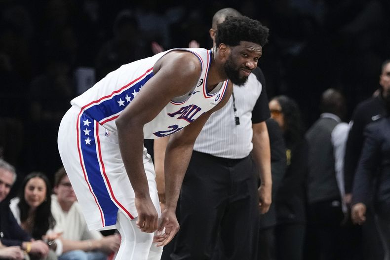 Joel Embiid, de los 76ers de Filadelfia, reacciona después de sufrir una lesión durante la segunda mitad del partido de baloncesto en contra de los Nets de Brooklyn, en el Juego 3 de la serie de primera ronda de playoffs de la NBA, el jueves 20 de abril de 2023, en Nueva York. (AP Foto/Frank Franklin II)