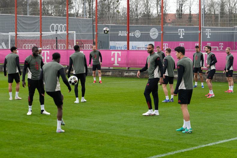 Los jugadores del Bayern llegan para una sesión de entrenamiento en Múnich, Alemania, el lunes 9 de marzo de 2026, antes del juego de fútbol de octavos de final de la Liga de Campeones entre el Atalanta de Bérgamo y el FC Bayern. (Foto AP/Matthias Schrader)