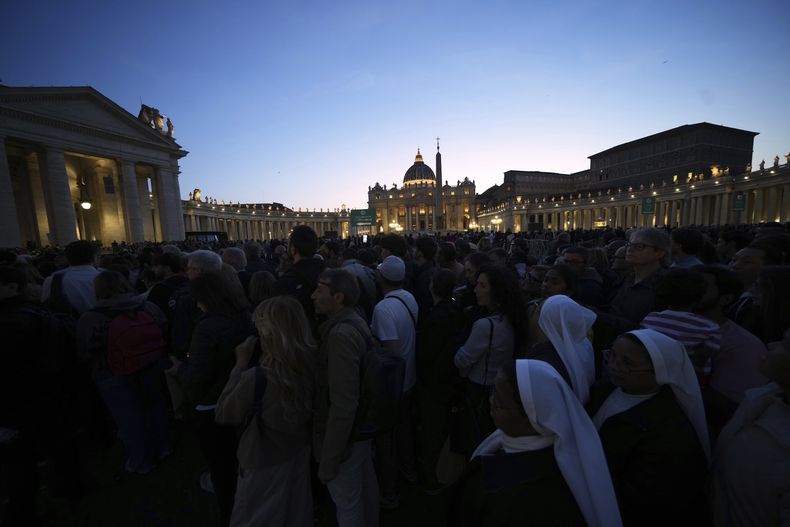 Fieles se congregan en la plaza de San Pedro del Vaticano el 23 de abril de 2025, en el primer día de la capilla ardiente del papa Francisco en el interior de la basílica de San Pedro. (AP Foto/Alessandra Tarantino)