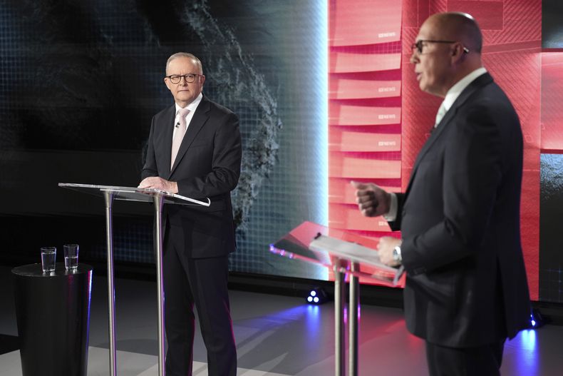 El primer ministro de Australia, Anthony Albanese, mira al líder de la oposición, Peter Dutton, derecha, en el segundo debate entre líderes de la campaña electoral de 2025, en los estudios de ABC en Parramatta, Sydney, el miércoles 16 de abril de 2025. (AAP Image via AP)
