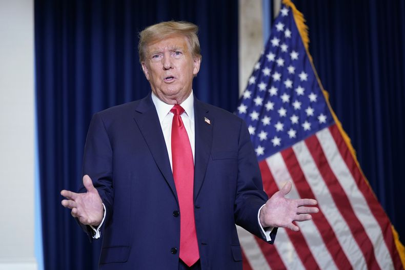 El expresidente Donald Trump le habla a la prensa en un hotel en Washington, el 9 de enero de 2024. (Foto AP/Susan Walsh)