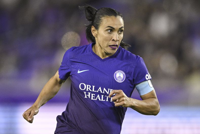 ARCHIVO - La jugadora brasileña Marta de Orlando Pride durante el partido contra Chicago Red Stars, el 29 de marzo de 2024, en Orlando, Florida. (AP Foto/Phelan M. Ebenhack)