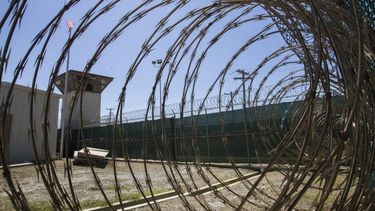 EE.UU. podría trasladar migrantes criminales a Guantánamo, según el Secretario de Defensa