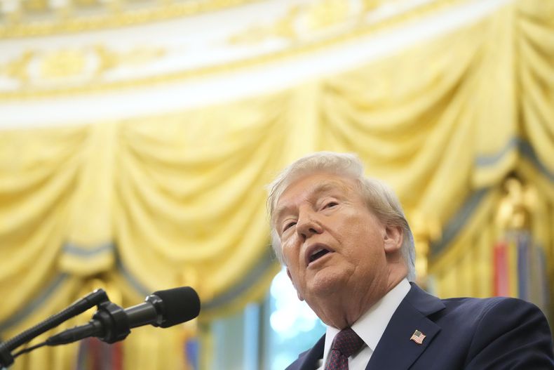 El presidente Donald Trump habla durante un evento sobre la reubicación de la sede del Comando Espacial de Estados Unidos, de Colorado a Alabama, en la Oficina Oval de la Casa Blanca, el martes 2 de septiembre de 2025, en Washington. (AP Foto/Mark Schiefelbein)