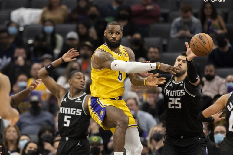 James anota 34, pero los Lakers caen 125-116 ante los Kings
