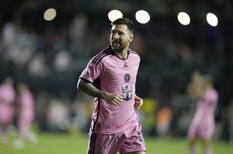 El argentino Lionel Messi, del Inter Miami, festeja un gol en el encuentro ante el Revolution de Nueva Inglaterra, el sábado 19 de octubre de 2024, en Fort Lauderdale, Florida (AP Foto/Lynne Sladky)