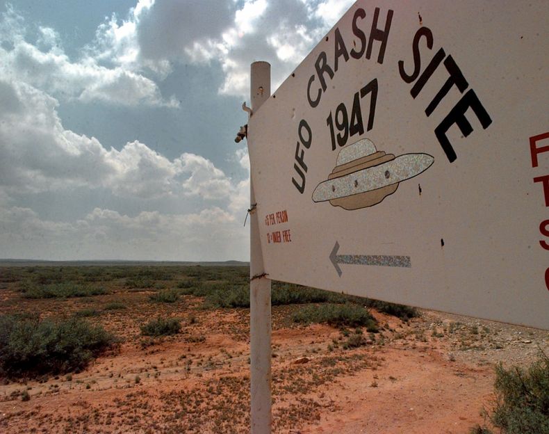 Un letrero muestra a los viajantes el inicio del Recorrido de lugares de choques de ovnis de 1947, el 10 de junio de 1997, en Roswell, Nuevo México. (AP Foto/Eric Draper, Archivo)