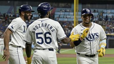 El mexicano Isaac Paredes (derecha), de los Rays de Tampa Bay, festeja con Amed Rosario y Randy Arozarena luego de pegar un jonrón de t res carreras ante los Yankees de Nueva York, el martes 9 de julio de 2024 (AP Foto/Steve Nesius)