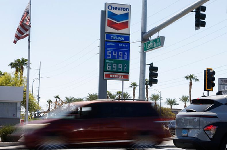 Una gasolinera de Chevron muestra precios el viernes 18 de septiembre de 2026, en la Eastern Avenue en Las Vegas.(Bizuayehu Tesfaye/Las Vegas Review-Journal via AP)