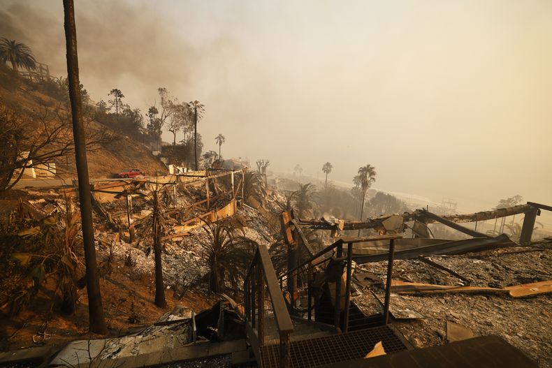 Casas dañadas por el incendio Palisades a lo largo de la playa el miércoles 8 de enero de 2025 en Malibú, California. (AP Foto/Etienne Laurent)