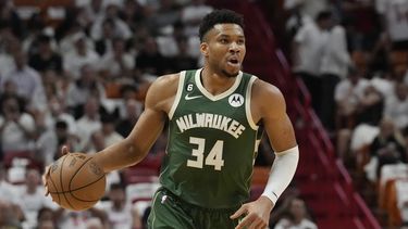 ARCHIVO - Foto del 24 de abril del 2023, el alero de los Bucks de Milwaukee avanza con el balón en el juego 4 de la serie de primera ronda de la postemporada ante el Heat de Miami. El miércoles 5 de julio del 2023, Antetokounmpo se somete a cirugía en la rodilla izquierda y el equipo espera que vuelva antes del inicio del campamento de entrenamiento. (AP Foto/Marta Lavandier, File)