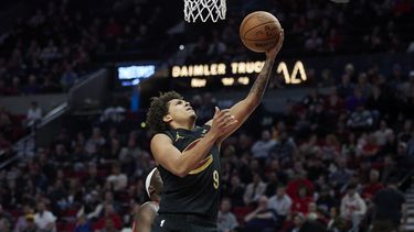 Craig Porter, base de los Cavaliers de Cleveland, encesta el miércoles 15 de noviembre de 2023, en el partido ante los Trail Blazers de Portland (AP Foto/Craig Mitchelldyer)