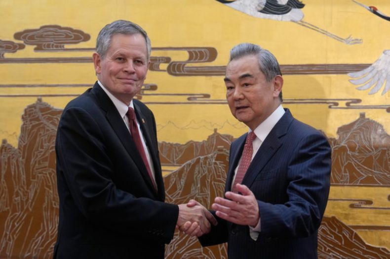 El senador estadounidense Steve Daines, a la izquierda, es recibido por el ministro chino de Exteriores, Wang Yi, durante una visita de una delegación de congresistas, en el Gran Salón del Pueblo, en Beijing, el jueves 7 de mayo de 2026. (AP Foto/Andy Wong, Pool)