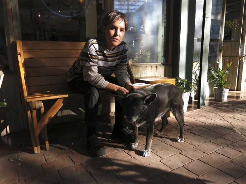 La cantautora chilena Rubio posa para un retrato durante una entrevista en la Ciudad de México, el viernes 11 de octubre de 2024. Rubio está nominada al Latin Grammy la categoría de mejor video musical versión larga por Nacimos llorando. (Foto AP/Berenice Bautista)