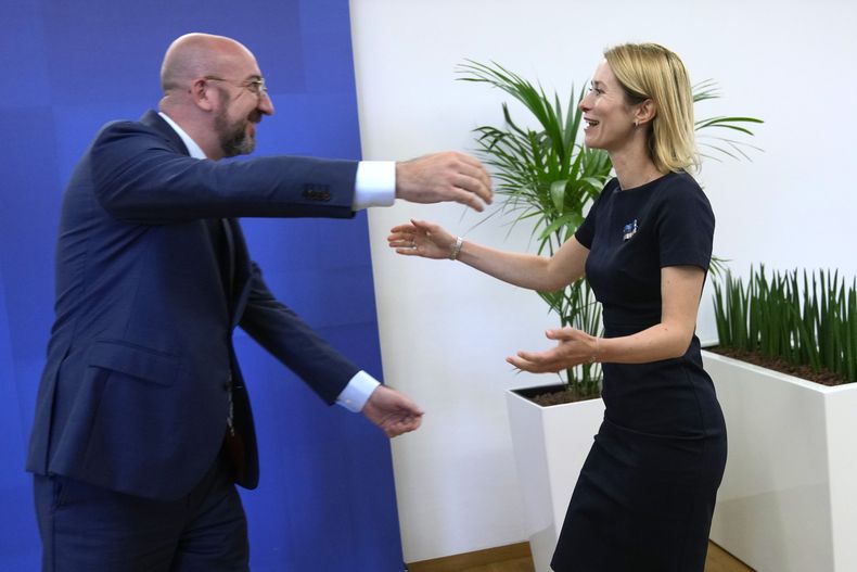 El presidente del Consejo Europeo, Charles Michel (izquierda), saluda a la primera ministra de Estonia, Kaja Kallas, antes de una reunión en la sede del Consejo, en Bruselas, el 28 de junio de 2023. (AP Foto/Virginia Mayo)