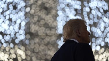 El presidente estadounidense Donald Trump recorre la Gran Mezquita Sheikh Zayed en Abu Dabi, Emiratos Árabes Unidos, el viernes 16 de mayo de 2025. (AP Foto/Alex Brandon)