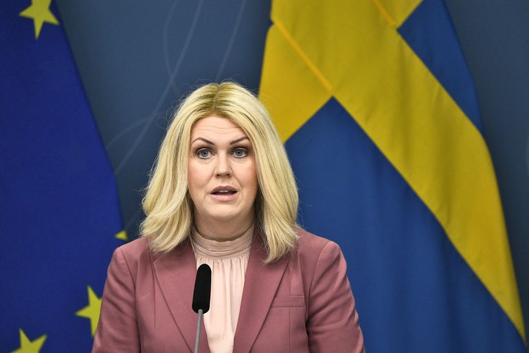 Suecia prolonga restricciones, pero Dinamarca las retirará