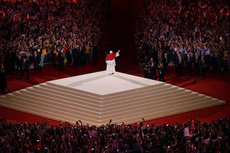 El papa León XIV saluda tras una vigilia con jóvenes en el Estadio de Francia, en Saint-Denis, cerca de París, el 25 de septiembre de 2026. (AP Foto/Thomas Padilla)