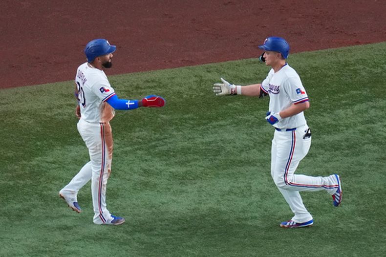 Corey Seager, de los Rangers de Texas, festeja con el dominicano Ezequiel Durán, luego de batear un jonrón de dos carreras ante los Rays de Tampa Bay el jueves 3 de septiembre de 2026 (AP Foto/Julio Cortez)
