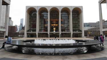 ARCHIVO- Personas en la Plaza Josie Robertson frente a la Ópera Metropolitana en el Lincoln Center en Nueva York el 12 de marzo de 2020. (Foto AP/Kathy Willens, archivo)