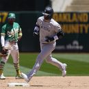 Josh Donaldson de los Yanquis de Nueva York recorre las bases tras conectar un jonrón de dos carreras en la sexta entrada frente a los Atléticos de Oakland el jueves 29 de junio del 2023. (AP Foto/Godofredo A. Vásquez)