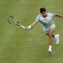 Carlos Alcaraz devuelve ante Arthur Rinderknech durante la primera ronda del torneo de Queens Club, el martes 20 de junio de 2023, en Londres. (Adam Davy/PA vía AP)