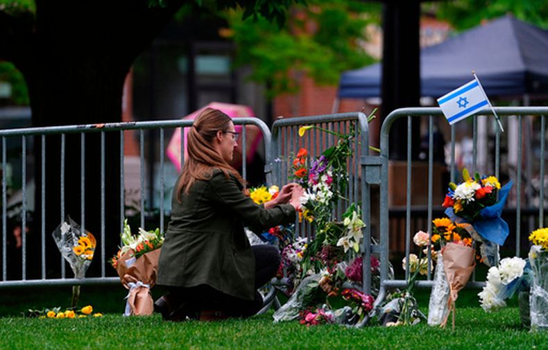 ARCHIVO – Una mujer coloca un ramo de flores en un monumento improvisado en honor de las víctimas de un ataque fuera del tribunal del condado de Boulder, Colorado, el 3 de junio de 2025, en Boulder, Colorado. (AP Foto/David Zalubowski, Archivo)