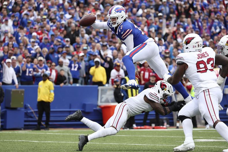Josh Allen (17), quarterback de los Bills de Buffalo, brinca sobre el safety de los Cardinals de Arizona, Budda Baker, para conseguir un touchdown durante la segunda mitad del juego de la NFL, el domingo 8 de septiembre de 2024, en Orchard Park, Nueva York. (AP Foto/Jeffrey T. Barnes)