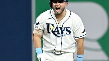 Jonathan Aranda, de los Rays de Tampa Bay, celebra después de batear un doble productor durante la quinta entrada del juego de béisbol de Grandes Ligas contra los Yankees de Nueva York, el miércoles 8 de julio de 2026, en San Petersburgo, Florida. (AP Foto/Jason Behnken)