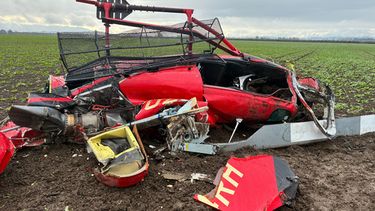 Esta fotografía, difundida por la Oficina Policial del condado de Yamhill, muestra los restos de un helicóptero tras chocar con otro el jueves 29 de octubre de 2026. Ambas aeronaves se desplomaron en un campo agrícola en el condado de Yamhill, Oregon. (Oficina Policial del condado de Yamhill vía AP)