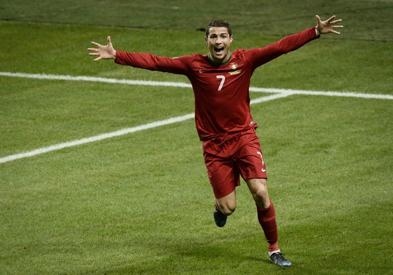 El portugu&eacute;s Cristiano Ronaldo celebra su tercer gol en la victoria de 3-2 sobre Suecia en el partido de vuelta del repechaje para la Copa del Mundo el martes, 19 de noviembre del 2013, en Estocolmo.  (Foto AP/TT/Pontus Lundahl)