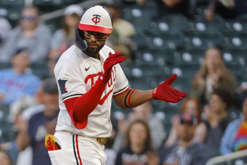 El boricua Willi Castro, de los Mellizos de Minnesota, festeja tras conectar un sencillo productor ante los Marineros de Seattle, el miércoles 25 de junio de 2025 (AP Foto/Bruce Kluckhohn)